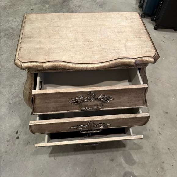 HOOKER Sanctuary Silver and Beige Upholstered Panel Bedroom Set - Picture 15 of 15